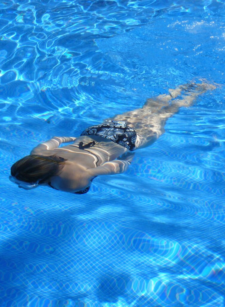 Pixebay-vrouw-zwemmen-zwembad-cropped